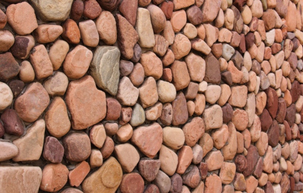 Стена их гладких камней