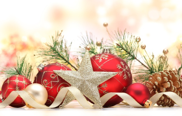 Рождество с красными шарами