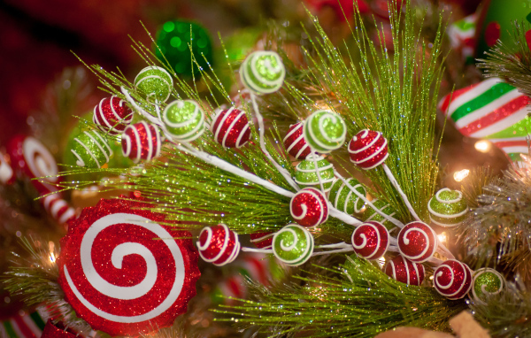 Декоративная ветка с игрушками