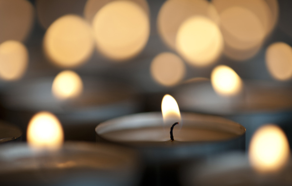 Огонь праздничных свечей