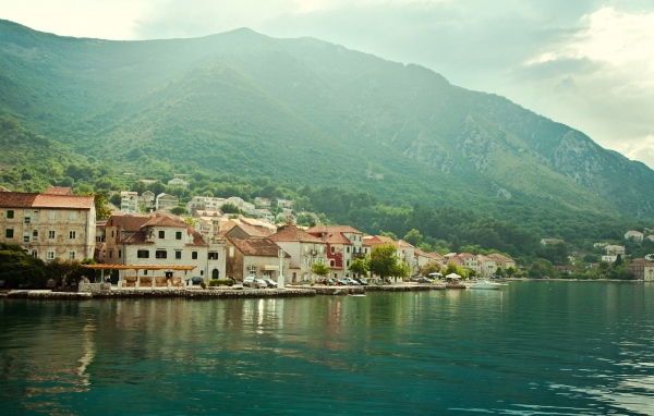 Небольшой старинный город на берегу у подножия горы