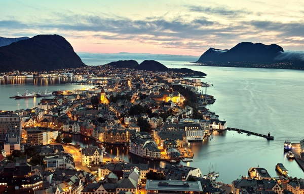 Олесунн - город на побережье, Норвегия