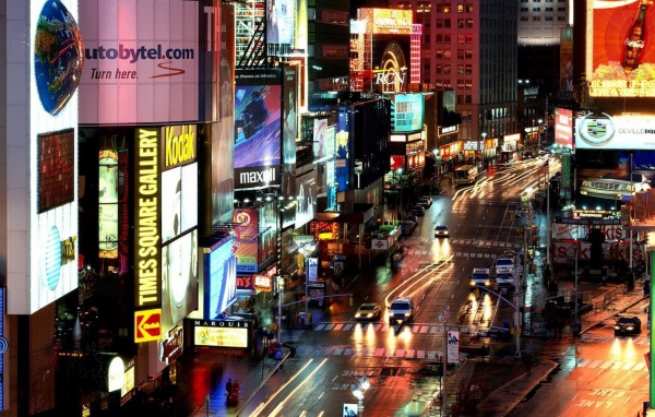 Реклама на небоскребах в большом городе