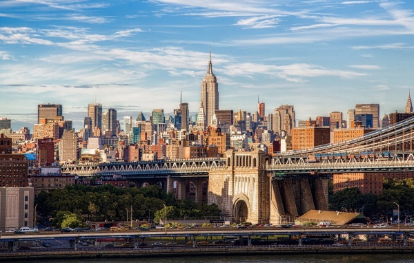 Мост на фоне построек Нью-Йорка
