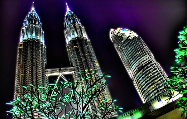 Яркий ночной свет от небоскребов в Малайзии