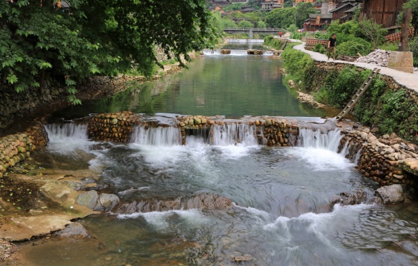 Спокойная река в городе