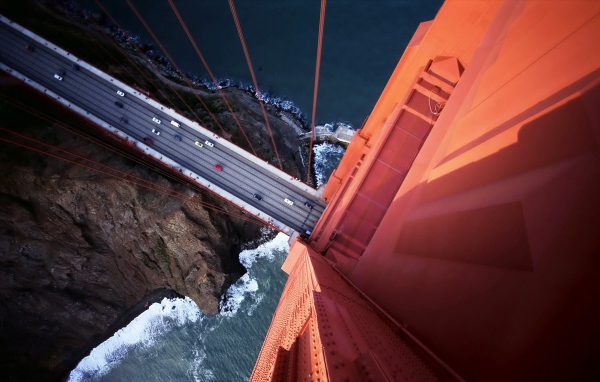 Машины на мосту Золотые ворота с высоты птичьего полета