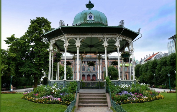 Резная деревянная беседка в парке