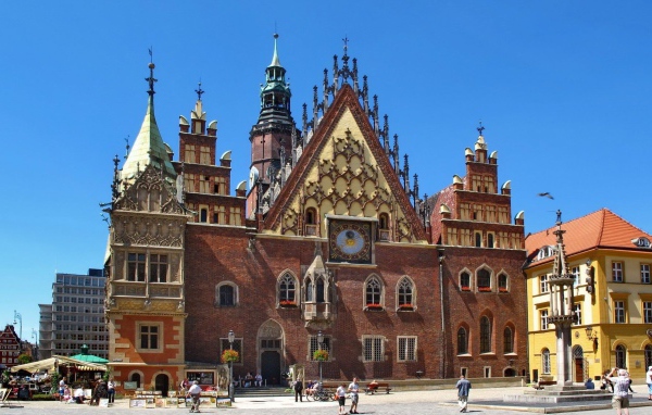 Городское здание с часами в Европейском городе