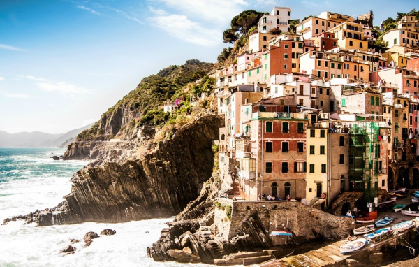 Город на берегу моря Риомаджоре, Италия