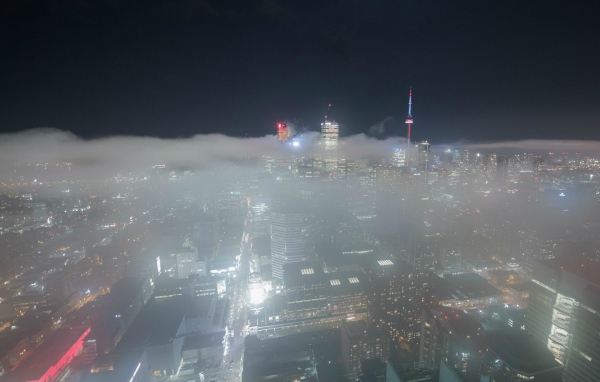 Город Торонто в тумане