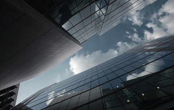 Облака отражаются в небоскребах