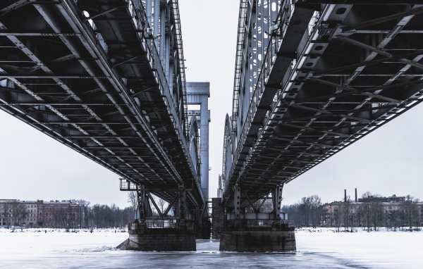 Двойной мост через реку в городе