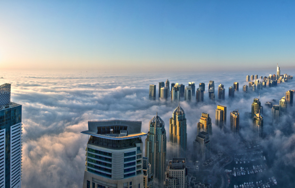 Город Дубай в тумане