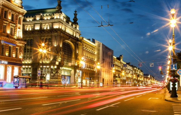 Вечерние огни на улице Санкт-Петербурга