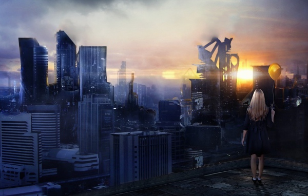 Девушка с шариком смотрит на большой город