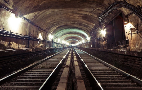 Внутри тоннеля московского метро