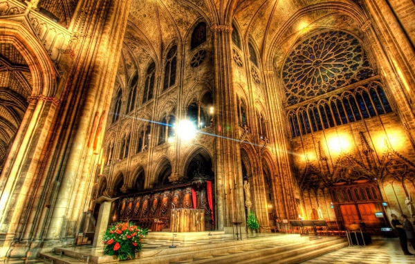 Интерьер величественного католического собора