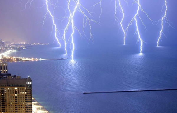 Молнии бьют в озеро Мичиган, возле Чикаго