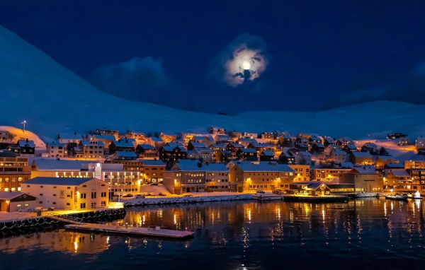 Луна над городом Альту, Норвегия