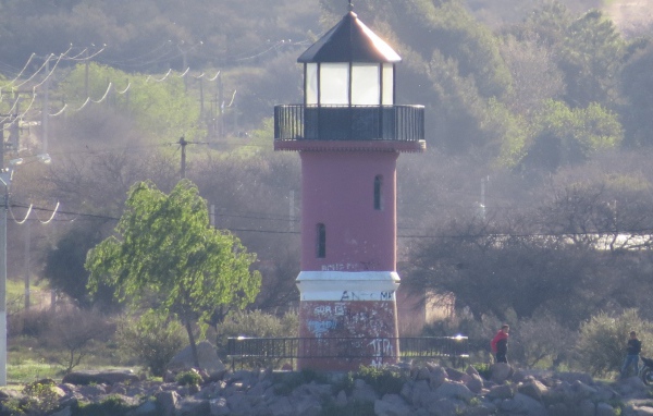 Старый маяк на берегу моря