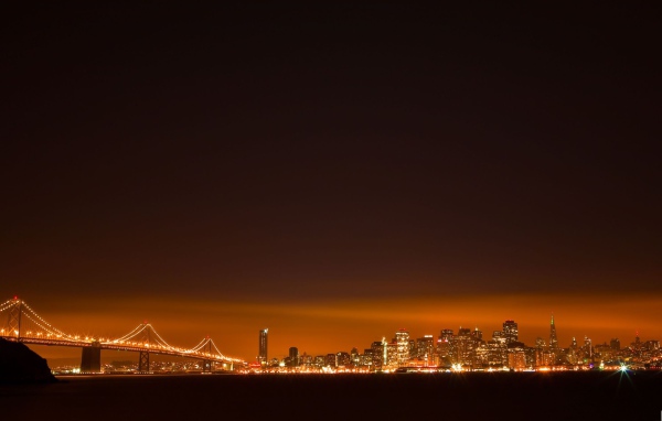 Оранжевое сияние над городом