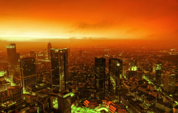 Оранжевый закат в городе