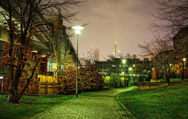 Мощеная аллея в городском сквере