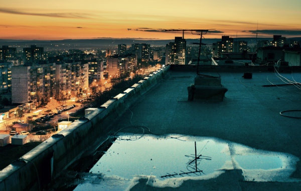 Лужа на крыше жилого дома