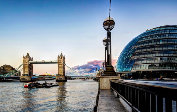 Набережная у моста в Лондоне