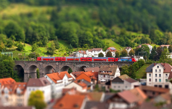 Красный поезд на мосту