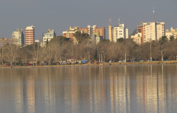 Жилые здания на берегу городского пруда