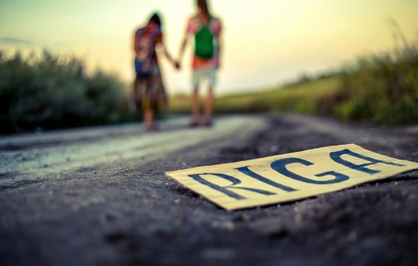 Знак Рига на обочине дороги