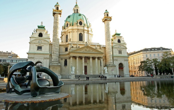 Скульптура в пруду напротив собора