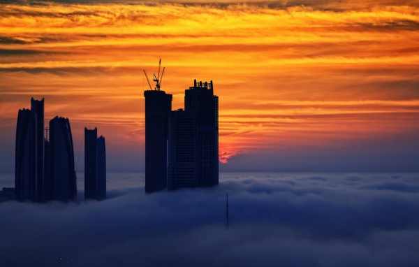 Небоскребы выше облаков в Дубай, ОАЭ