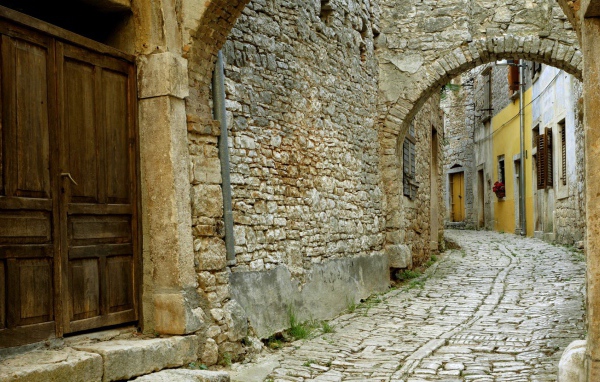 Каменная улица, старый город