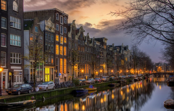 Улица на берегу канала в Амстердаме