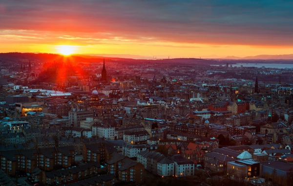 Закат в городе Эдинбург, Шотландия