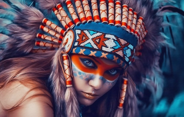 Девушка в наряде индейца