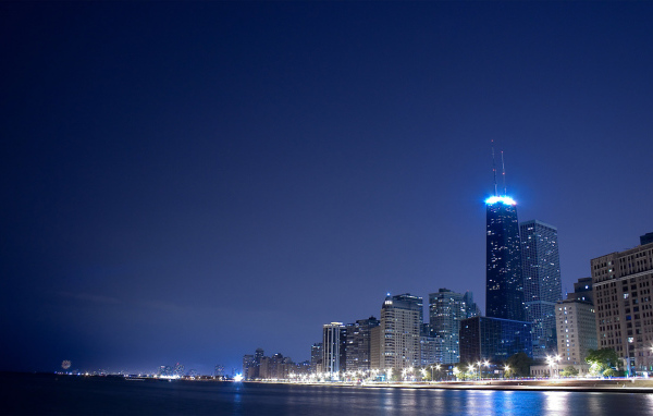 Огни города на берегу реки вечером