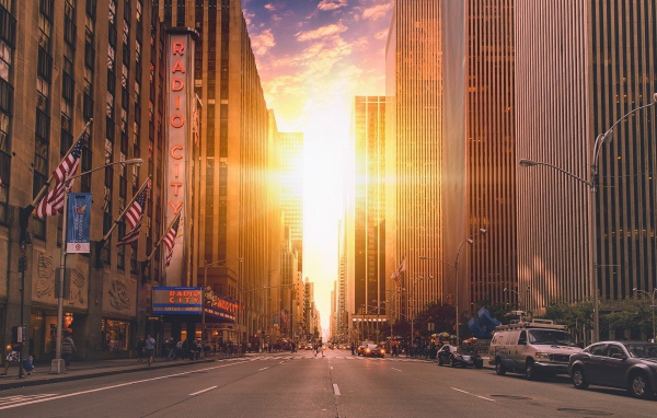 Солнце между небоскребами Манхеттена