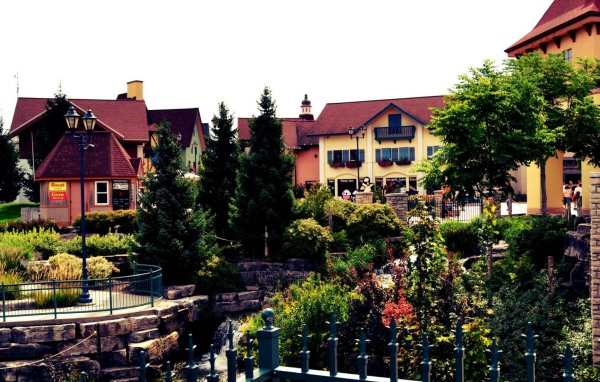 Городок утопает в зелени