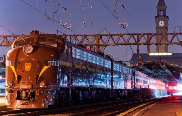 Поезд отправляется с вокзала