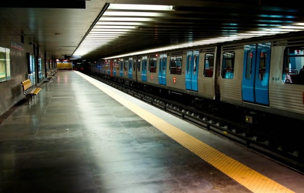 Поезд стоит на станции метро