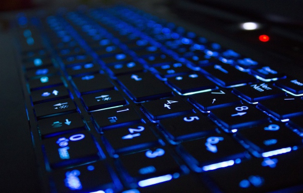Голубая неоновая подсветка клавиатуры