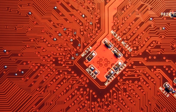 Компьютерная плата красного цвета