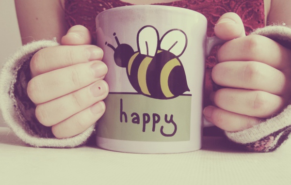 Чашка с рисунком пчелы