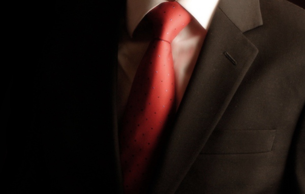 Мужчина в костюме и красном галстуке