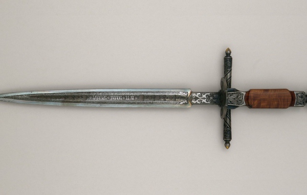 Старинный клинок с резьбой