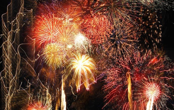 Яркий новогодний фейерверк